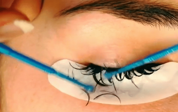 removing eyelash extensions at salon