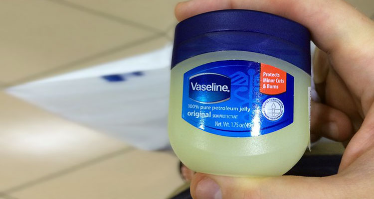 Vaseline Gives Many Benefits to Your Eyelashes