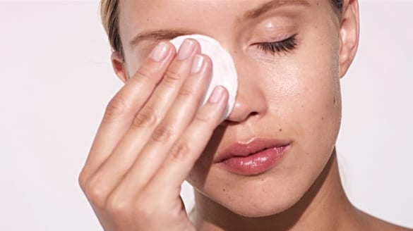 removing eyelash extensions