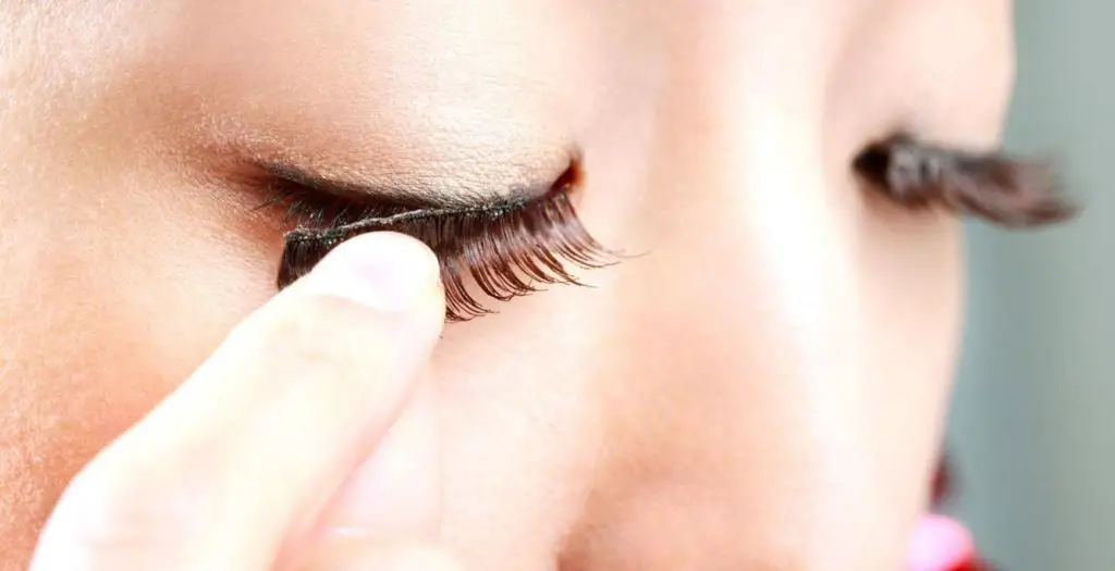 how to remove fake eyelashes