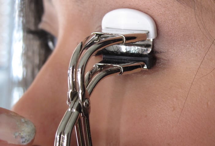 how to curl eyelashes