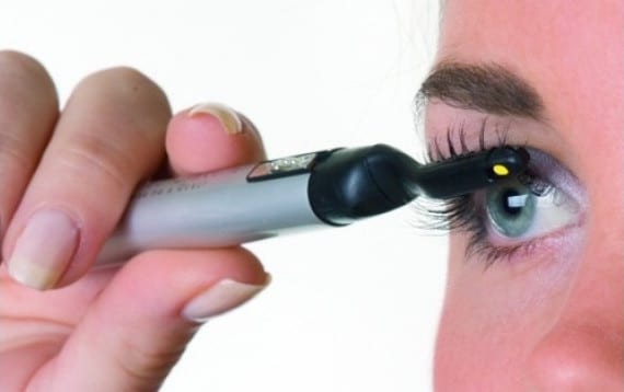 how to curl your eyelashes