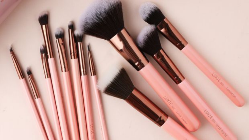 How to Choose the Bronzer Brush of Your Dreams